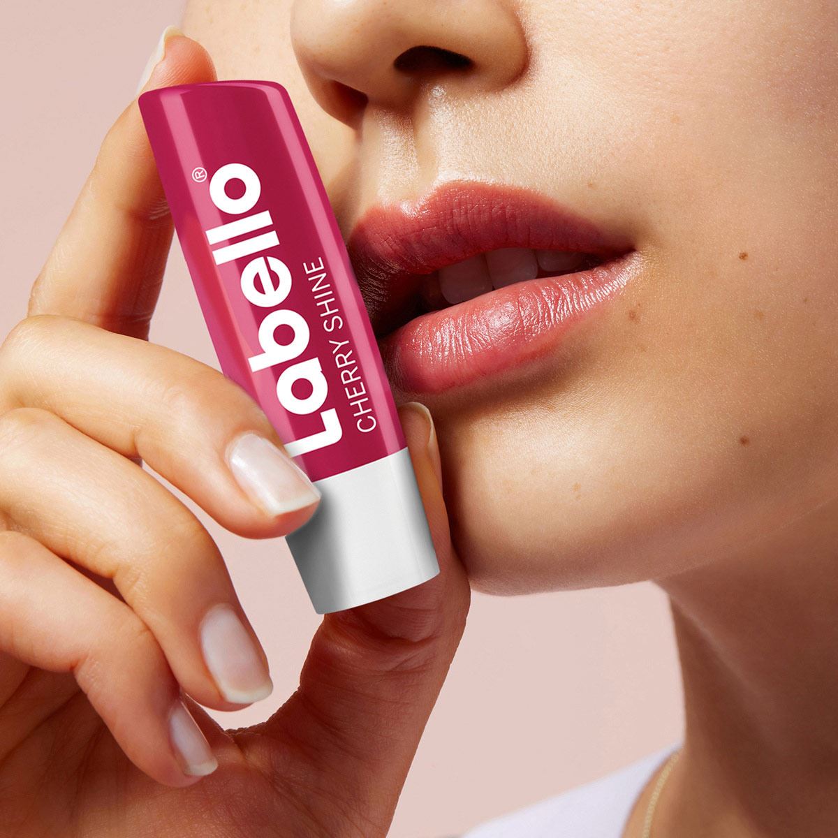 Nivea Labello B&aacute;lsamo Labial Humectante Cereza 4.5g image number null